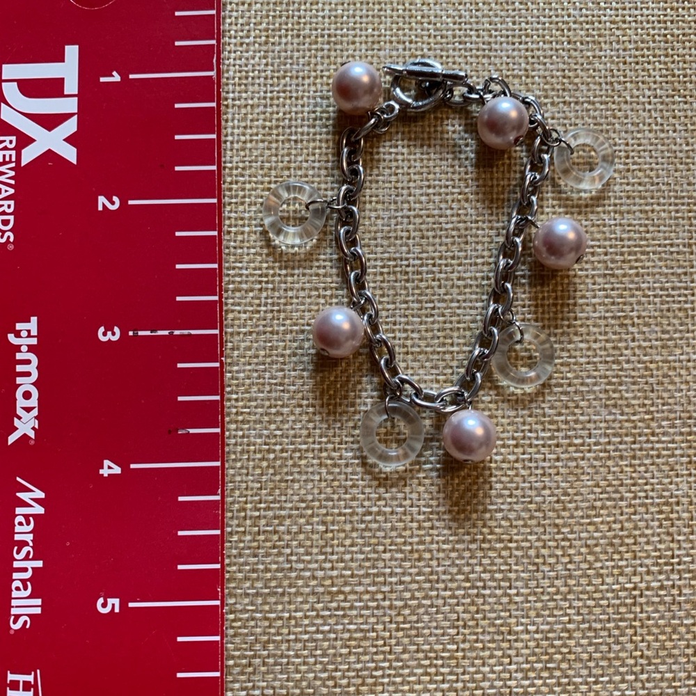 Good quality faux pearl bracelet with glass accents - Picture 2 of 3